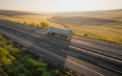 un camión por la carretera