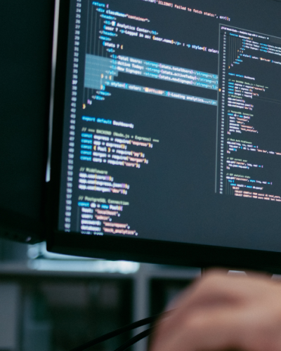 mano sobre un teclado