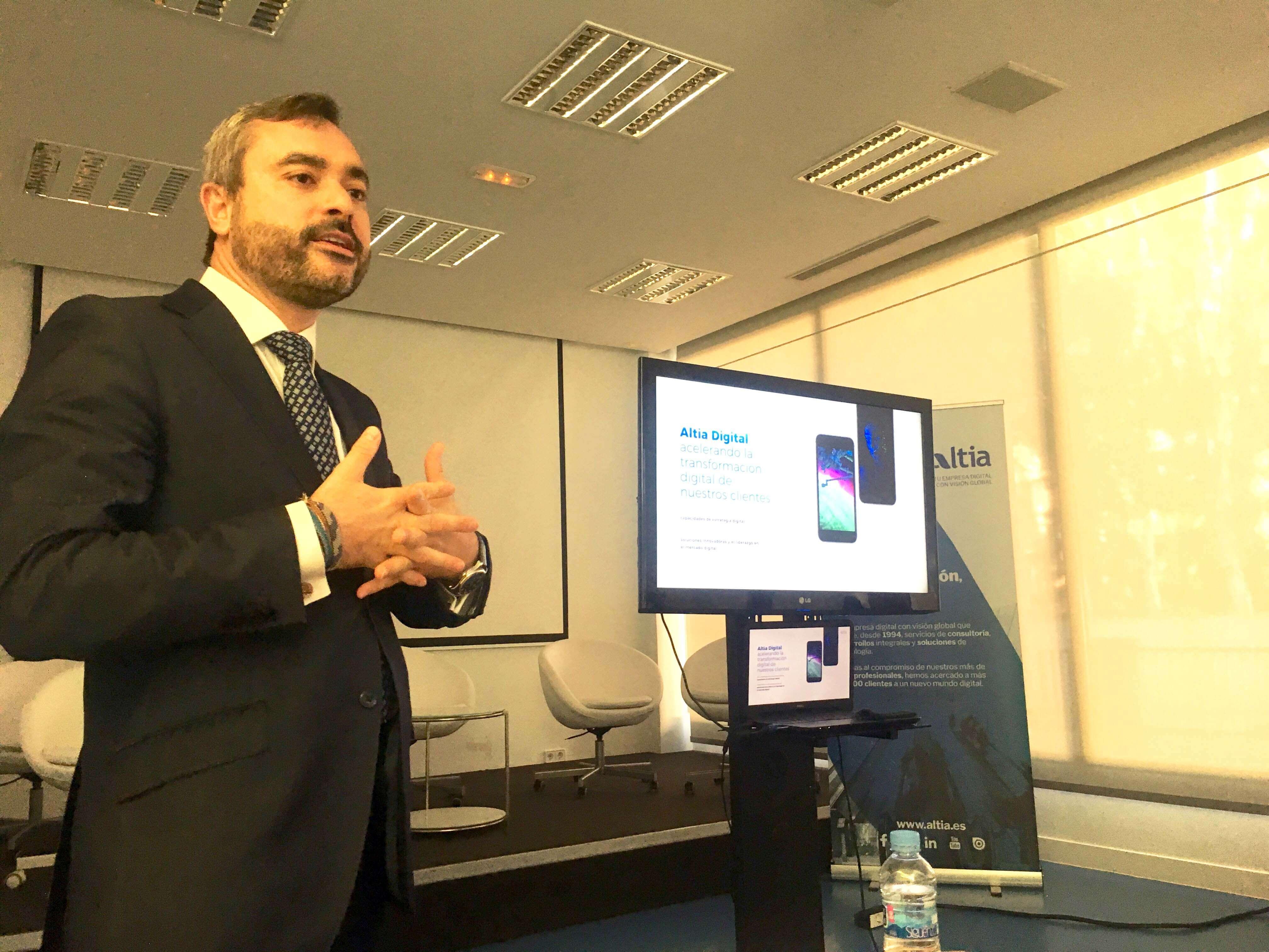 Alberto Loureiro presentando