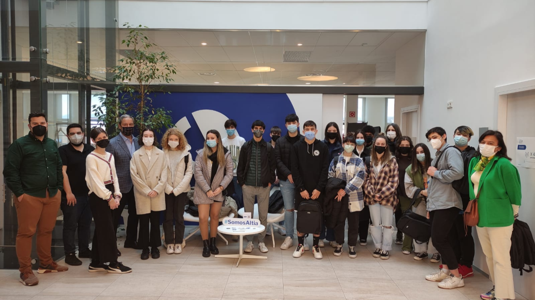 Los alumnos en la oficina de Altia en Oleiros