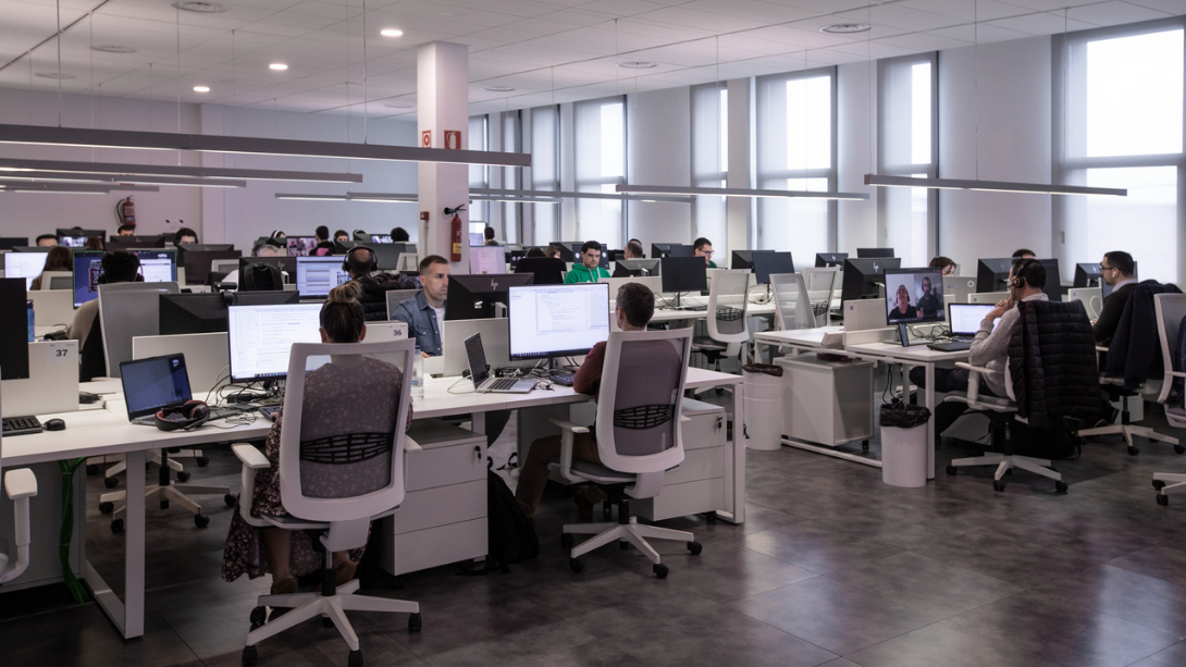 Personas de ALTIA trabajando en oficina