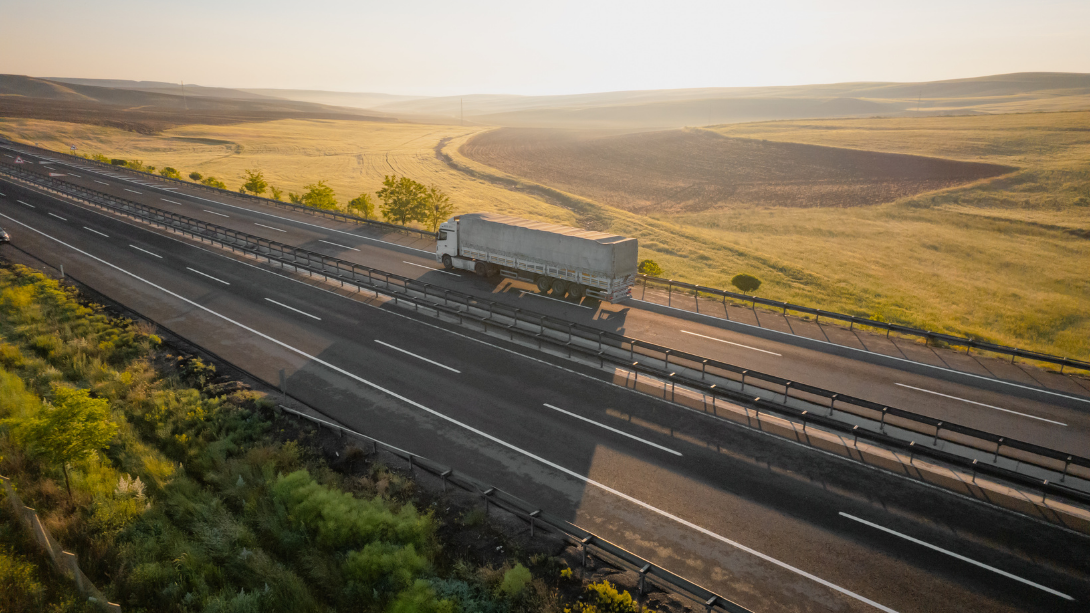 un camión por la carretera