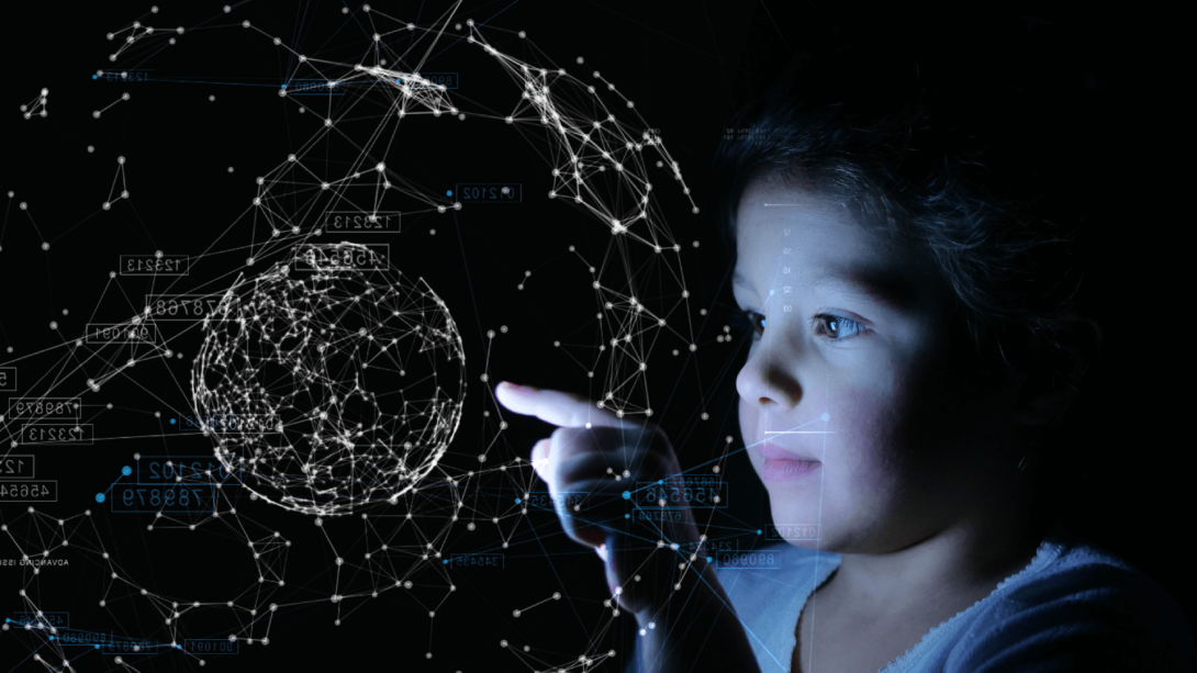 niño señalando una bola